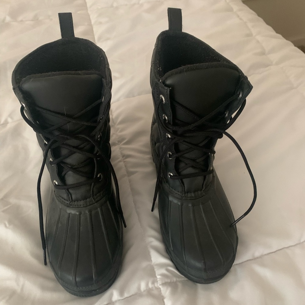 Black snow boots
